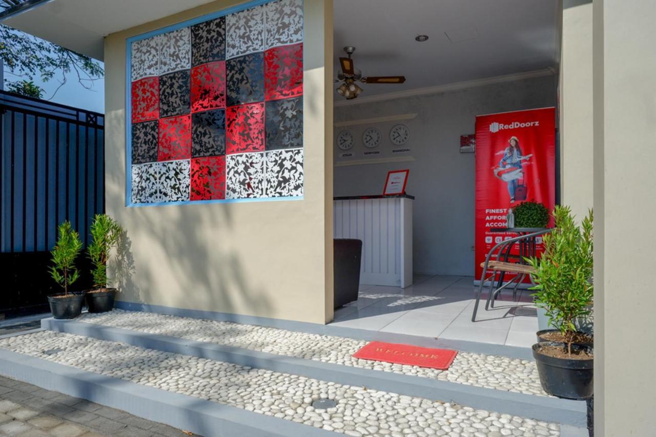 Reddoorz Near Padang Golf Adisucipto Hotel Potrojayan Exterior photo
