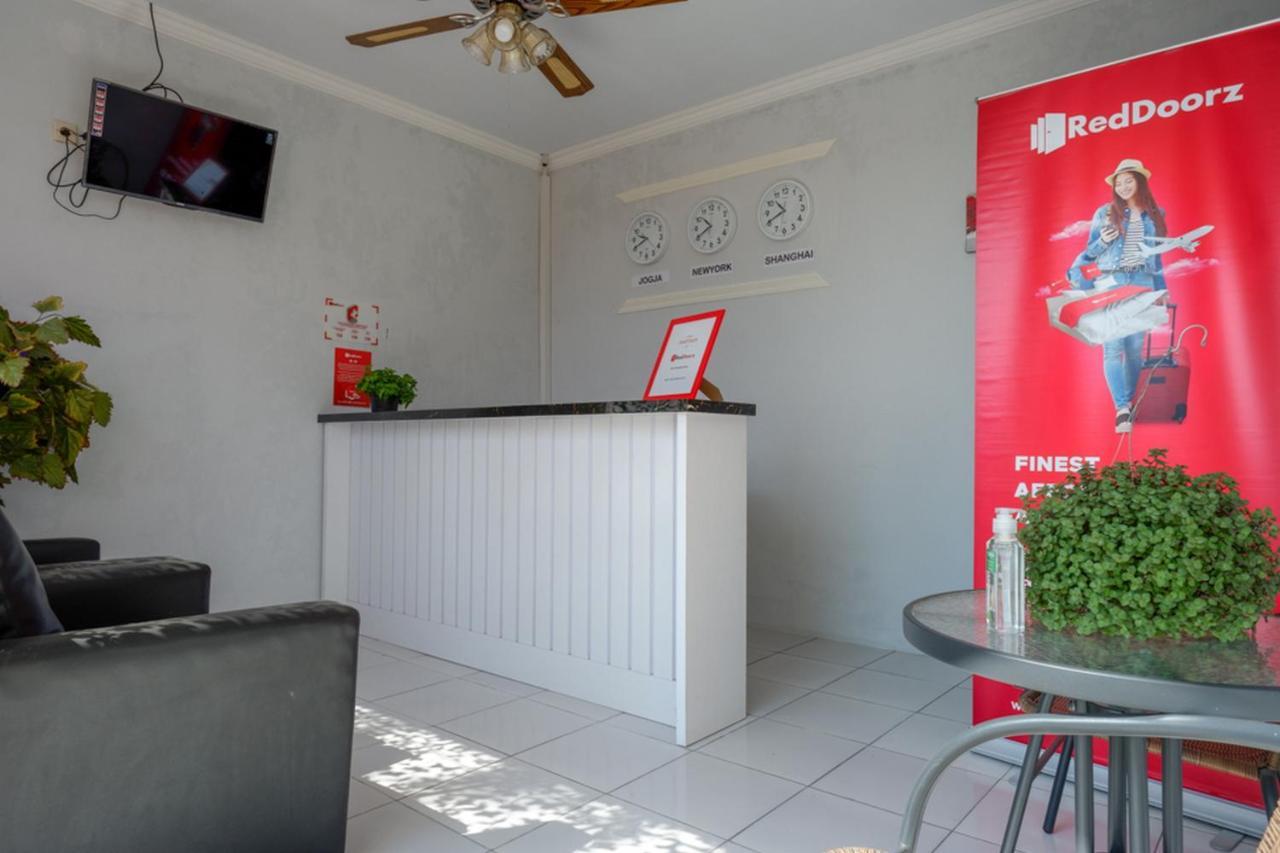 Reddoorz Near Padang Golf Adisucipto Hotel Potrojayan Exterior photo