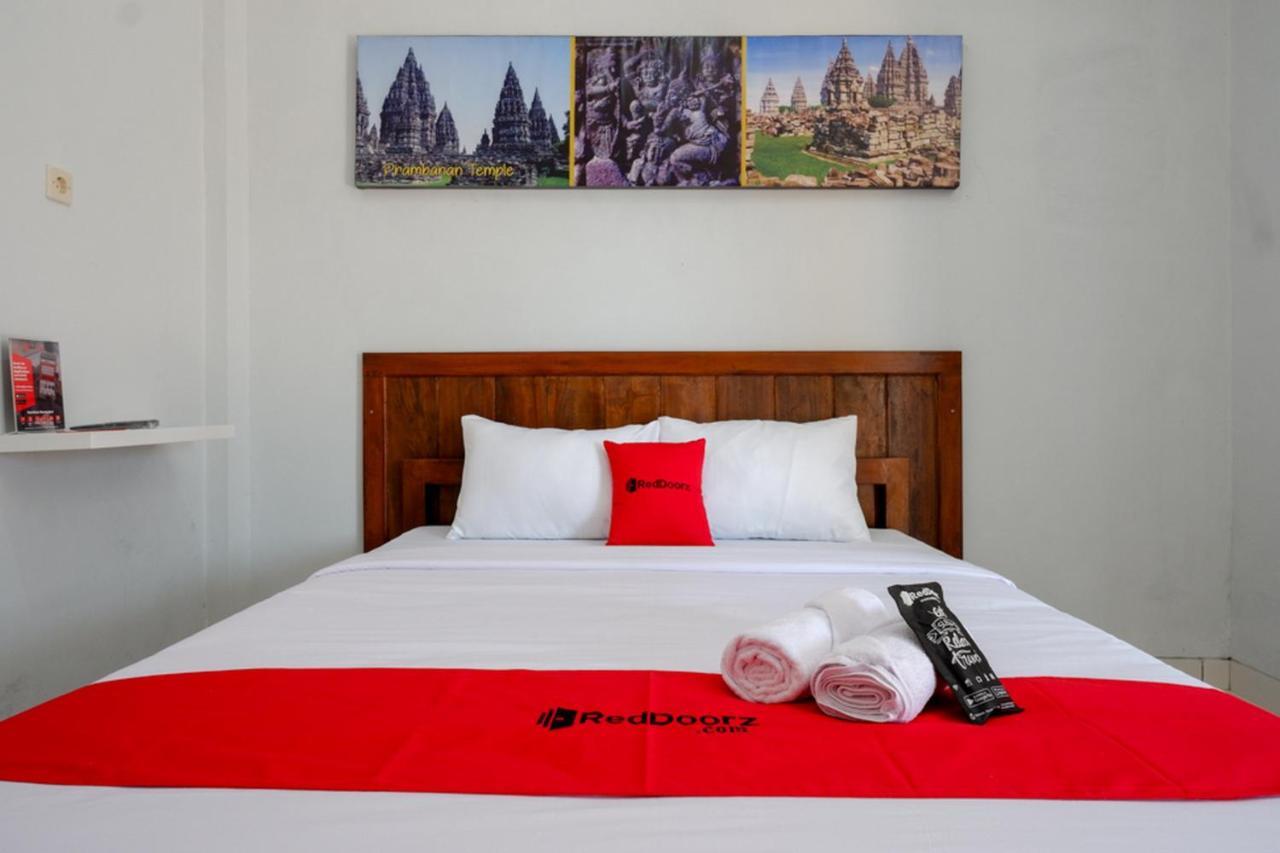 Reddoorz Near Padang Golf Adisucipto Hotel Potrojayan Exterior photo